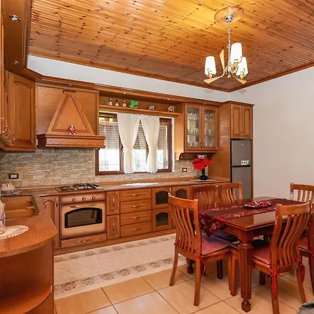 Βίλα Kevin Μπεράτ